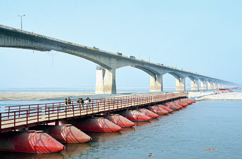 LA CHINE L'acier de construction de pont de flottement de ponton de panneau de Bailey avec le Decking de pont se reposent sur des bateaux de péniches fournisseur